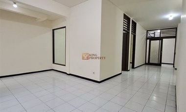 Strategis Sewa Rumah 2Lt. Baru Renovasi Akses ke Pintu Tol Kebon Jeruk, Dekat Mall Puri Indah, Central Park Rumah di Kebon Jeruk Baru