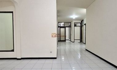 Strategis Sewa Rumah 2Lt. Baru Renovasi Akses ke Pintu Tol Kebon Jeruk, Dekat Mall Puri Indah, Central Park Rumah di Kebon Jeruk Baru