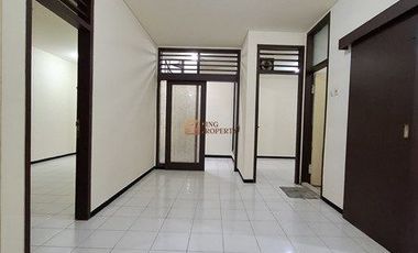 Strategis Sewa Rumah 2Lt. Baru Renovasi Akses ke Pintu Tol Kebon Jeruk, Dekat Mall Puri Indah, Central Park Rumah di Kebon Jeruk Baru