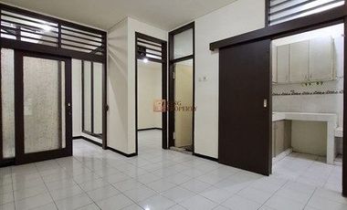 Strategis Sewa Rumah 2Lt. Baru Renovasi Akses ke Pintu Tol Kebon Jeruk, Dekat Mall Puri Indah, Central Park Rumah di Kebon Jeruk Baru
