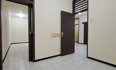 Strategis Sewa Rumah 2Lt. Baru Renovasi Akses ke Pintu Tol Kebon Jeruk, Dekat Mall Puri Indah, Central Park Rumah di Kebon Jeruk Baru