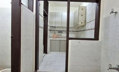 Strategis Sewa Rumah 2Lt. Baru Renovasi Akses ke Pintu Tol Kebon Jeruk, Dekat Mall Puri Indah, Central Park Rumah di Kebon Jeruk Baru