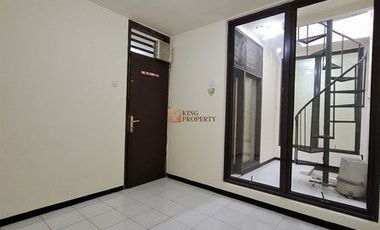 Strategis Sewa Rumah 2Lt. Baru Renovasi Akses ke Pintu Tol Kebon Jeruk, Dekat Mall Puri Indah, Central Park Rumah di Kebon Jeruk Baru