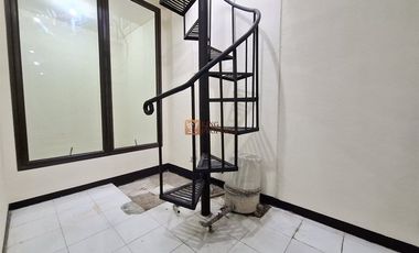 Strategis Sewa Rumah 2Lt. Baru Renovasi Akses ke Pintu Tol Kebon Jeruk, Dekat Mall Puri Indah, Central Park Rumah di Kebon Jeruk Baru