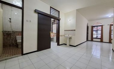 Strategis Sewa Rumah 2Lt. Baru Renovasi Akses ke Pintu Tol Kebon Jeruk, Dekat Mall Puri Indah, Central Park Rumah di Kebon Jeruk Baru