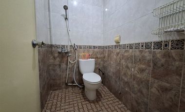 Strategis Sewa Rumah 2Lt. Baru Renovasi Akses ke Pintu Tol Kebon Jeruk, Dekat Mall Puri Indah, Central Park Rumah di Kebon Jeruk Baru