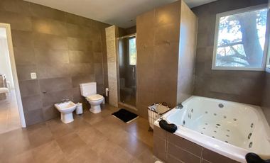 Casa cinco ambientes en venta. Barrio Residencial 1 de Costa Esmeralda. Costa Atlántica.