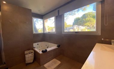 Casa cinco ambientes en venta. Barrio Residencial 1 de Costa Esmeralda. Costa Atlántica.