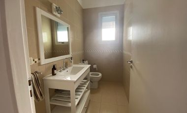 Casa cinco ambientes en venta. Barrio Residencial 1 de Costa Esmeralda. Costa Atlántica.