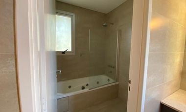 Casa cinco ambientes en venta. Barrio Residencial 1 de Costa Esmeralda. Costa Atlántica.