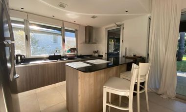 Casa cinco ambientes en venta. Barrio Residencial 1 de Costa Esmeralda. Costa Atlántica.