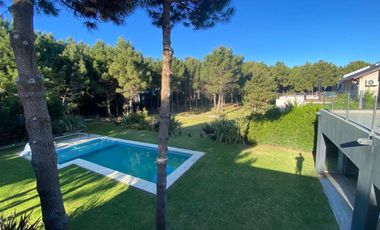 Casa cinco ambientes en venta. Barrio Residencial 1 de Costa Esmeralda. Costa Atlántica.