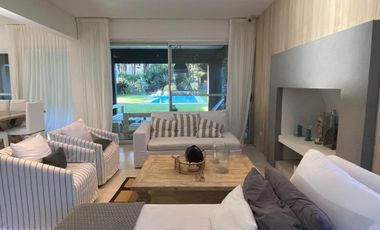 Casa cinco ambientes en venta. Barrio Residencial 1 de Costa Esmeralda. Costa Atlántica.