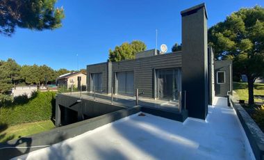 Casa cinco ambientes en venta. Barrio Residencial 1 de Costa Esmeralda. Costa Atlántica.