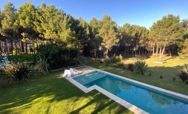 Casa cinco ambientes en venta. Barrio Residencial 1 de Costa Esmeralda. Costa Atlántica.