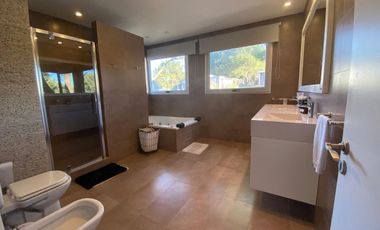 Casa cinco ambientes en venta. Barrio Residencial 1 de Costa Esmeralda. Costa Atlántica.