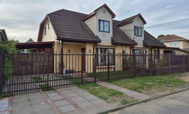 Se vende acogedora casa, ubicada a solo media cuadra del TUE.