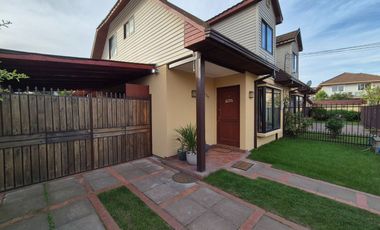 Se vende acogedora casa, ubicada a solo media cuadra del TUE.