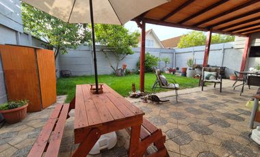 Se vende acogedora casa, ubicada a solo media cuadra del TUE.