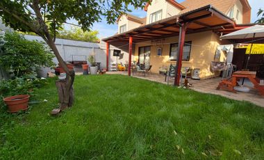 Se vende acogedora casa, ubicada a solo media cuadra del TUE.