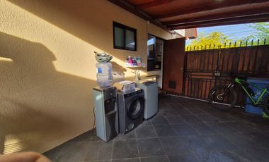 Se vende acogedora casa, ubicada a solo media cuadra del TUE.