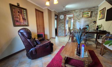 Se vende acogedora casa, ubicada a solo media cuadra del TUE.