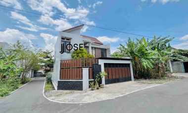 Rumah Mewah 2 lt BONUS FURNISH dekat Manahan Solo KOTA
