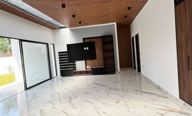 RESIDENCIA EN UN NIVEL, CADA HABITACION CON BAÑO PROPIO