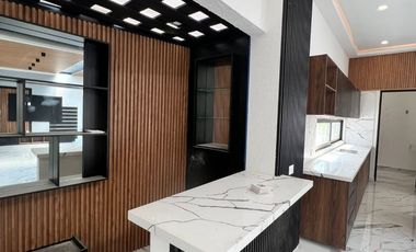 RESIDENCIA EN UN NIVEL, CADA HABITACION CON BAÑO PROPIO