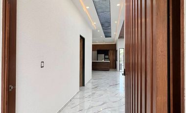 RESIDENCIA EN UN NIVEL, CADA HABITACION CON BAÑO PROPIO