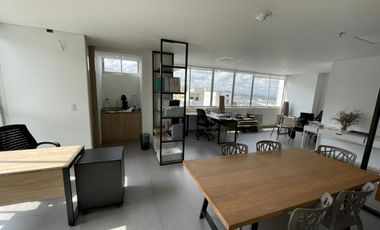 Oficina en Venta en Los Alpes en unidad cerrada