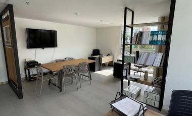 Oficina en Venta en Los Alpes en unidad cerrada