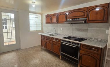 Casa en renta, 3 recámaras, en Jardines de Santa Mónica, Tlalnepantla