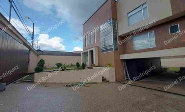 Casa amplia de venta en Ricaurte Cuenca a pocas cuadras del Colegio Catalinas espacios amplios OPORTUNIDAD