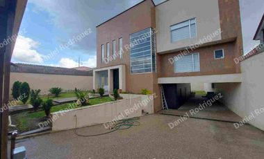 Casa amplia de venta en Ricaurte Cuenca a pocas cuadras del Colegio Catalinas espacios amplios OPORTUNIDAD