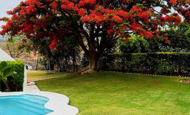 OPORTUNIDAD CON  GRAN JARDIN  EN EL FRACCIONAMIENTO LOMAS DE COCOYOC