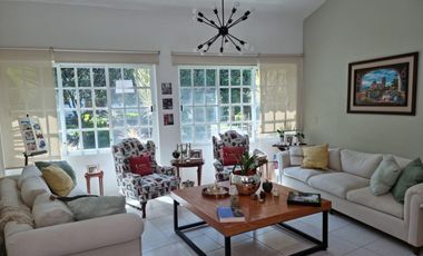 OPORTUNIDAD CON  GRAN JARDIN  EN EL FRACCIONAMIENTO LOMAS DE COCOYOC