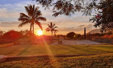 OPORTUNIDAD CON  GRAN JARDIN  EN EL FRACCIONAMIENTO LOMAS DE COCOYOC