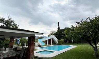 OPORTUNIDAD CON  GRAN JARDIN  EN EL FRACCIONAMIENTO LOMAS DE COCOYOC