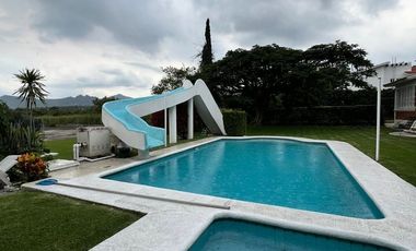 OPORTUNIDAD CON  GRAN JARDIN  EN EL FRACCIONAMIENTO LOMAS DE COCOYOC