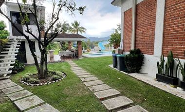 OPORTUNIDAD CON  GRAN JARDIN  EN EL FRACCIONAMIENTO LOMAS DE COCOYOC