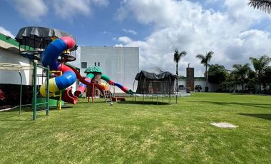 ESTA CASA LO TIENE TODO, UBICADA EN LOMAS DE COCOYOC
