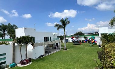 ESTA CASA LO TIENE TODO, UBICADA EN LOMAS DE COCOYOC