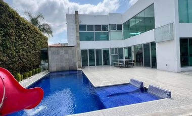 ESTA CASA LO TIENE TODO, UBICADA EN LOMAS DE COCOYOC