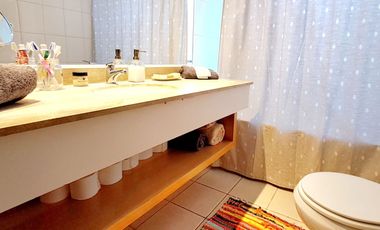 Gran casa Mediterránea 6D5B en Condominio San Carlos de Apoquindo, cercano a Colegios, Universidades, Clínicas, Comercio, Paseo Los Domínicos, Conecti