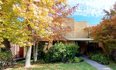 Gran casa Mediterránea 6D5B en Condominio San Carlos de Apoquindo, cercano a Colegios, Universidades, Clínicas, Comercio, Paseo Los Domínicos, Conecti