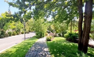 Gran casa Mediterránea 6D5B en Condominio San Carlos de Apoquindo, cercano a Colegios, Universidades, Clínicas, Comercio, Paseo Los Domínicos, Conecti