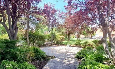 Gran casa Mediterránea 6D5B en Condominio San Carlos de Apoquindo, cercano a Colegios, Universidades, Clínicas, Comercio, Paseo Los Domínicos, Conecti