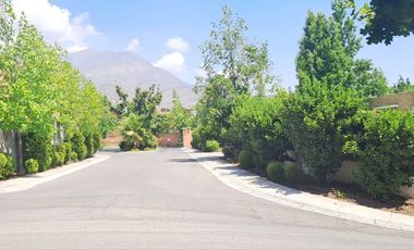 Gran casa Mediterránea 6D5B en Condominio San Carlos de Apoquindo, cercano a Colegios, Universidades, Clínicas, Comercio, Paseo Los Domínicos, Conecti