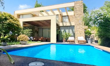 Gran casa Mediterránea 6D5B en Condominio San Carlos de Apoquindo, cercano a Colegios, Universidades, Clínicas, Comercio, Paseo Los Domínicos, Conecti